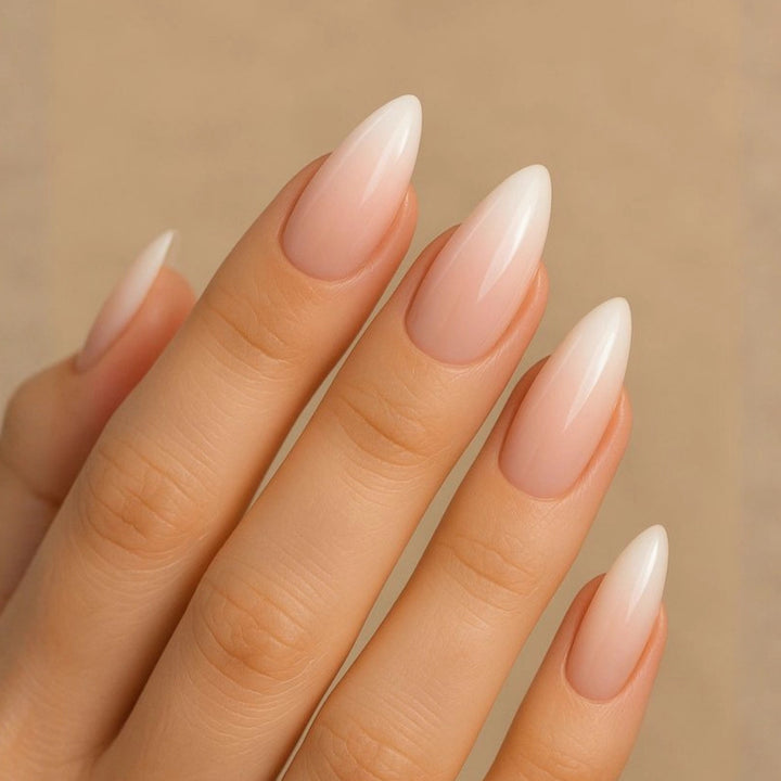 Elegante Nagelkunst mit Schwarz-Weiß-Kontrast Karnz