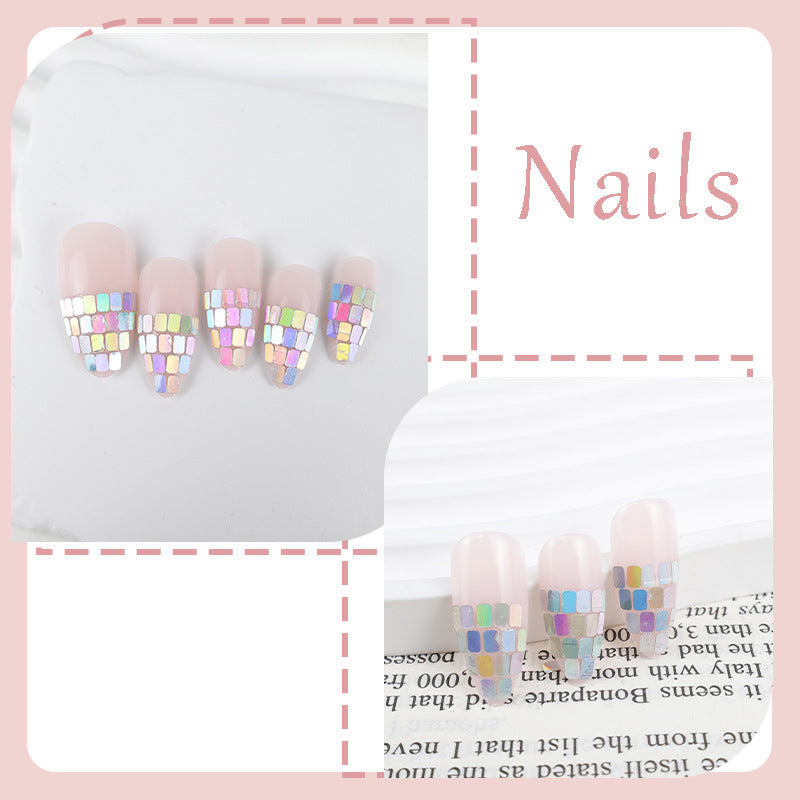 Kunstnagelset mit schimmernden geometrischen Akzenten Karnz