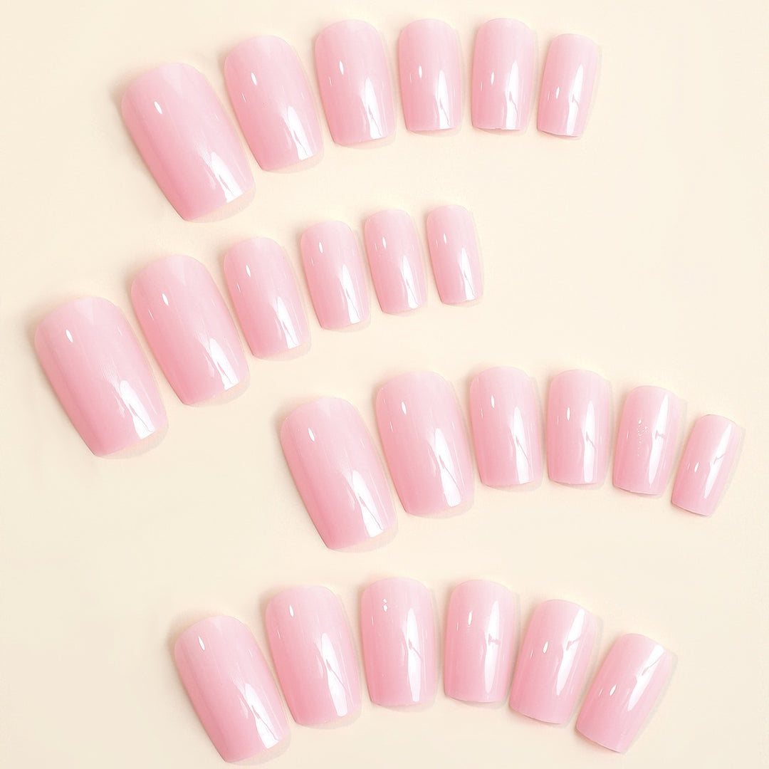 Kunstnagelset mit elegantem und natürlichem Finish Karnz