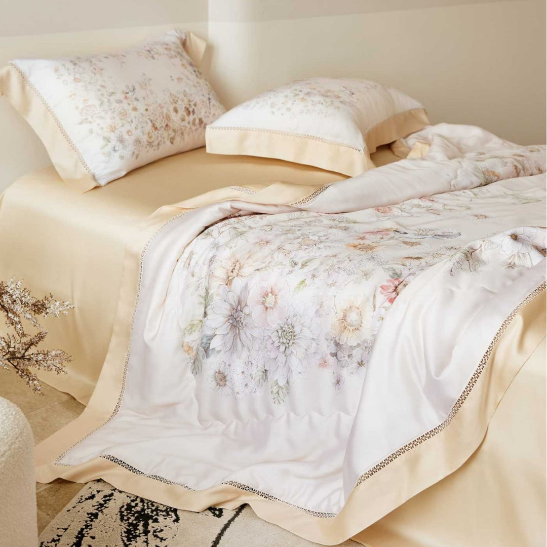 Bettbezug-Garnitur aus seidenweichem Baumwollsatin mit floralem Aquarellprint und dekorativer Bordüre