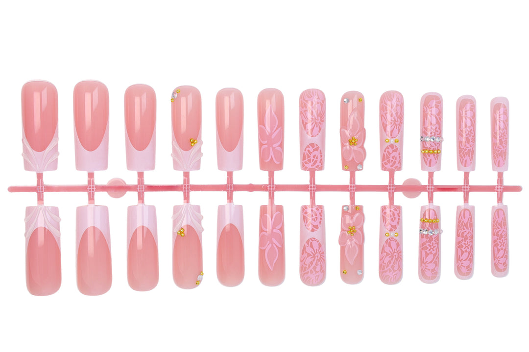 Kunstnagelset mit floralen Designs und funkelnden Akzenten Karnz