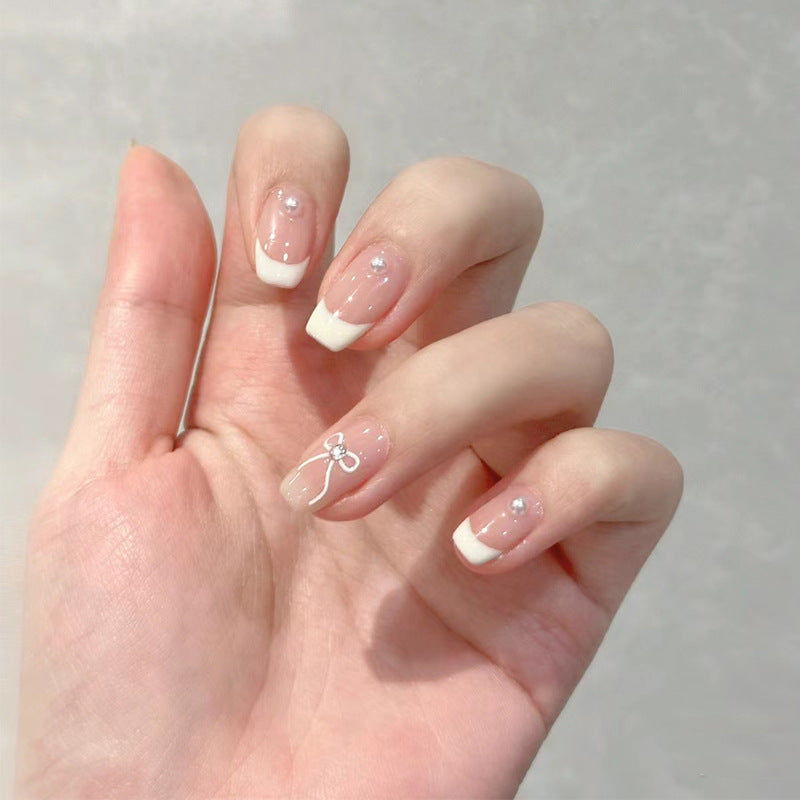 Dekorativer French Tip Press-On Nail Set mit Schleifenakzenten Karnz