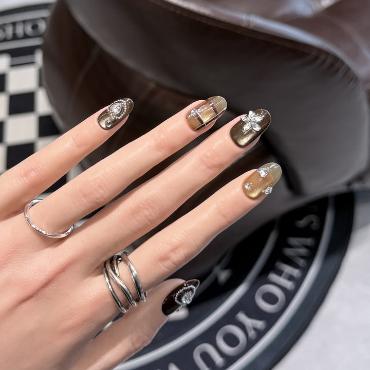 Künstlerisches Stiletto Press-On Nagelset mit luxuriösen dekorativen Akzenten Karnz