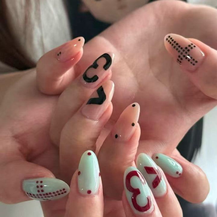 Künstlerische Press-On Nagelverzierungen Karnz
