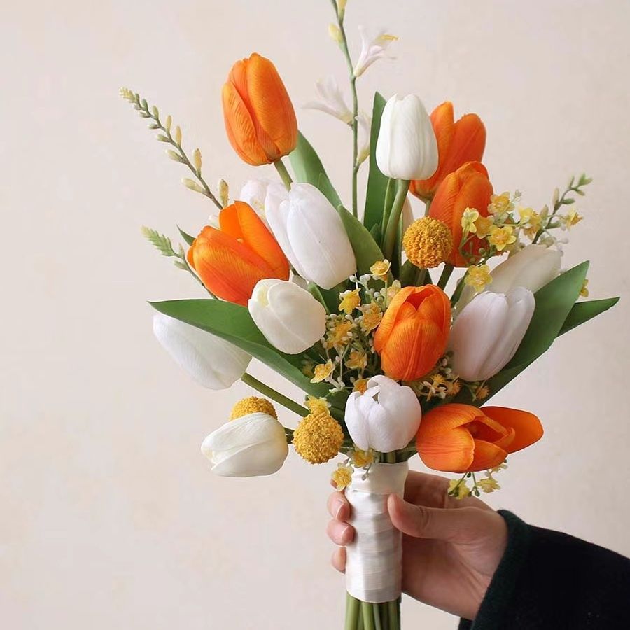 Künstlicher Tulpenblumenstrauß mit dekorativen floralen Akzenten