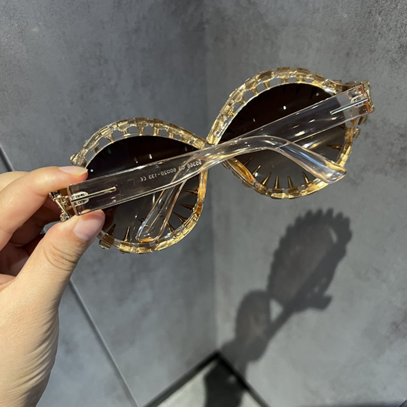 Damen stilvolle Oversize-Sonnenbrille mit auffälligem Nieten-Design Karnz