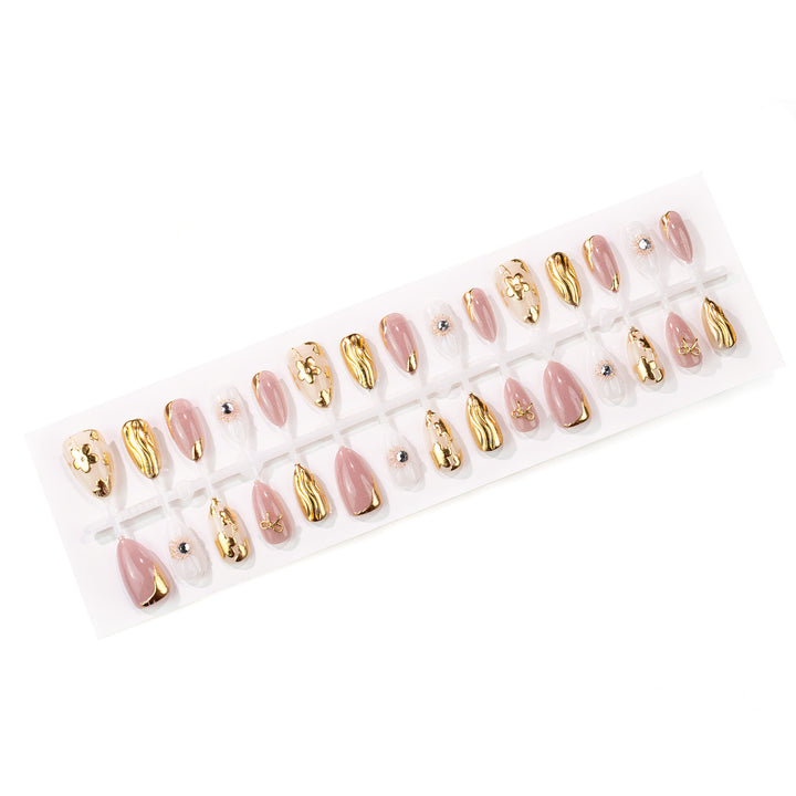 Dekoratives Press-On-Nagelset mit goldenen Akzenten