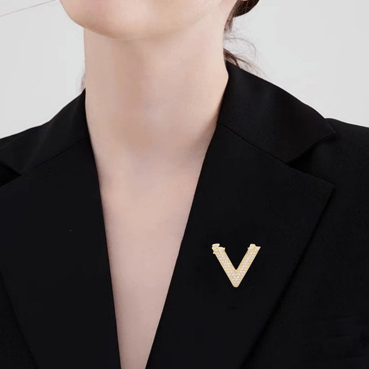 Elegante V-Förmige Brosche mit Funkelnden Kristallen Karnz