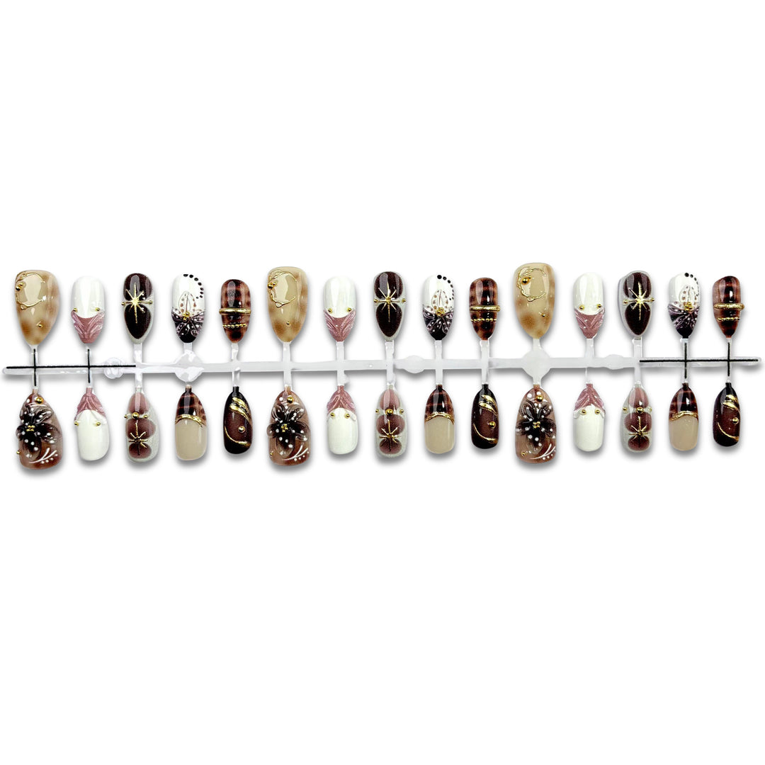 Künstlerisches Press-On Nagelset mit eleganten Designs