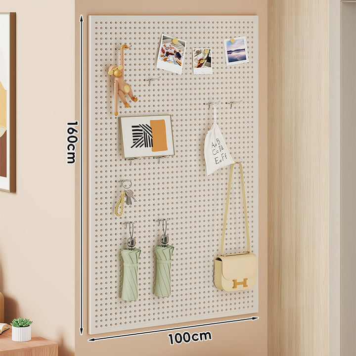 Wandmontiertes Lochplatten-Organisationspaneel mit modularen Haken