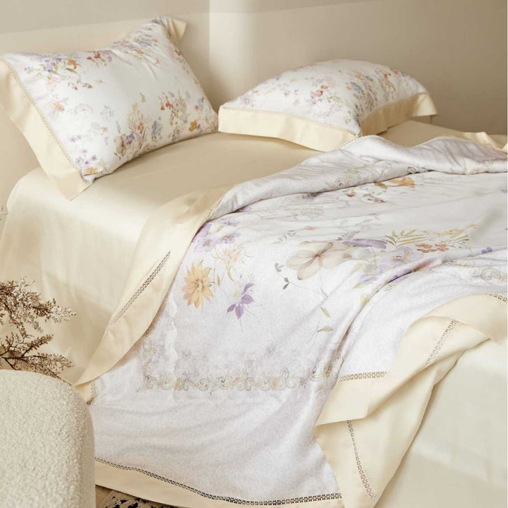 Bettbezug-Garnitur aus seidenweichem Baumwollsatin mit floralem Aquarellprint und dekorativer Bordüre