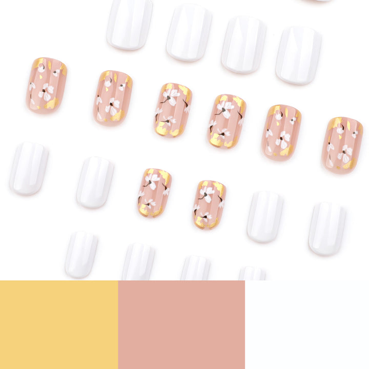Künstliche Nagelkunst mit zarten Blüten und Glitzerakzenten Karnz