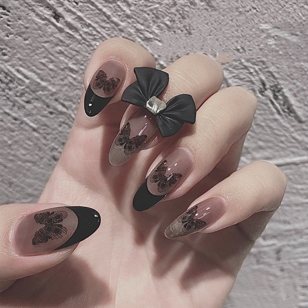 Kunstvolle Nagelkunst im Gothic-Stil mit Schmetterlingsmotiven Karnz
