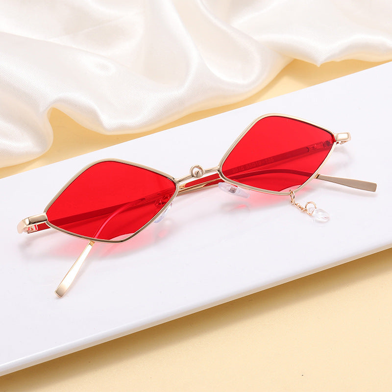 Damen modische Sonnenbrille mit facettiertem Rahmen Karnz