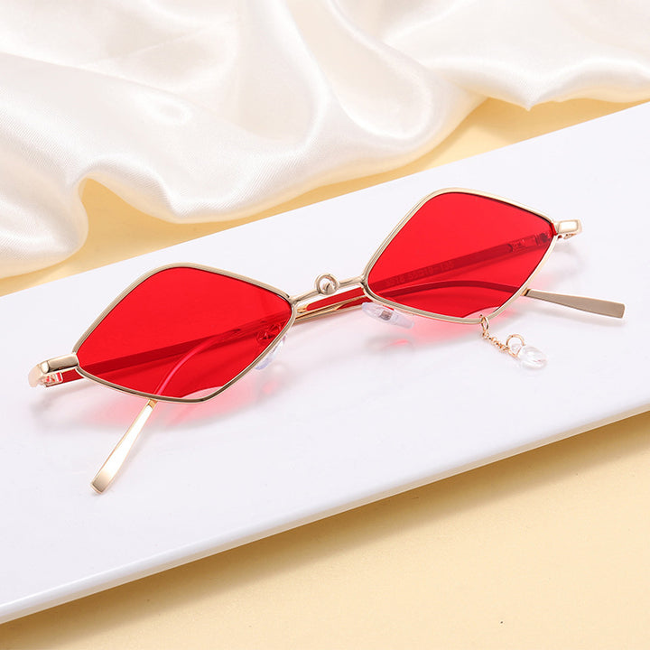 Damen modische Sonnenbrille mit facettiertem Rahmen Karnz