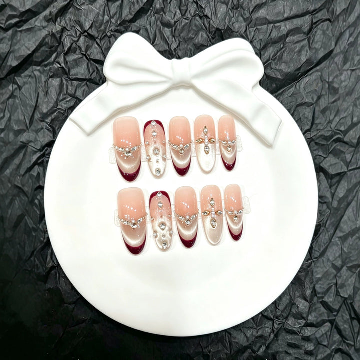 Elegantes Press-On Nagelkunst-Set mit Edelstein-Akzenten  1791773742