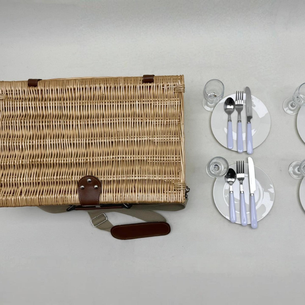 Damen Picknickkorb mit elegantem Geschirrset Karnz