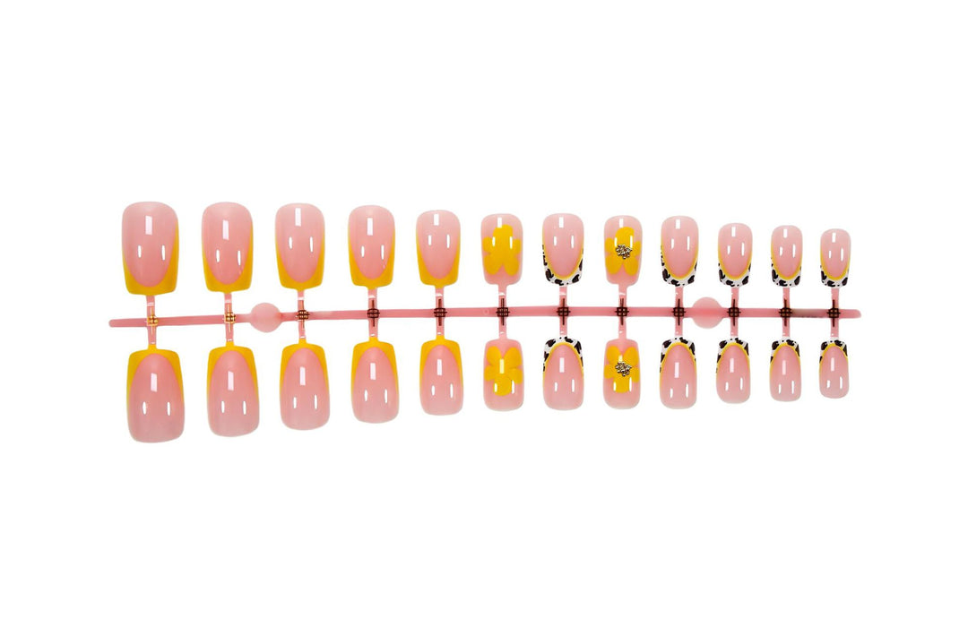 Kunstnagelset mit fröhlichen Blumen- und Tiermotiven Karnz