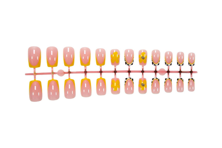 Kunstnagelset mit fröhlichen Blumen- und Tiermotiven Karnz
