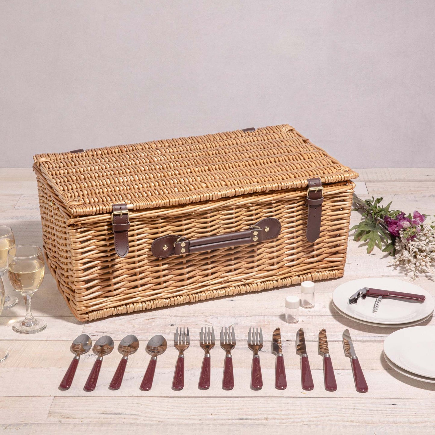 Damen Picknickkorb mit integriertem Geschirr und stilvollen Details Karnz