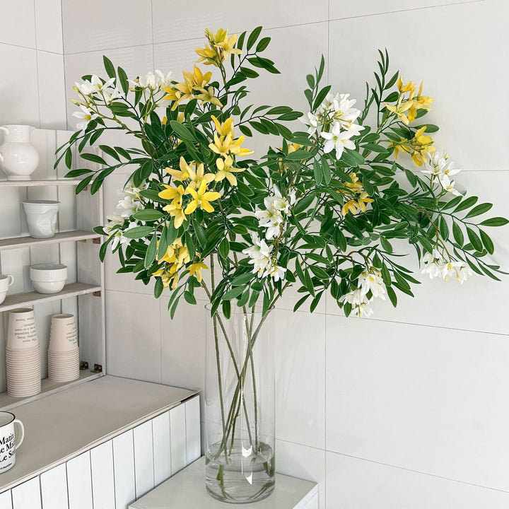 Dekorativer Kunstblütenzweig mit zarten Blüten Karnz