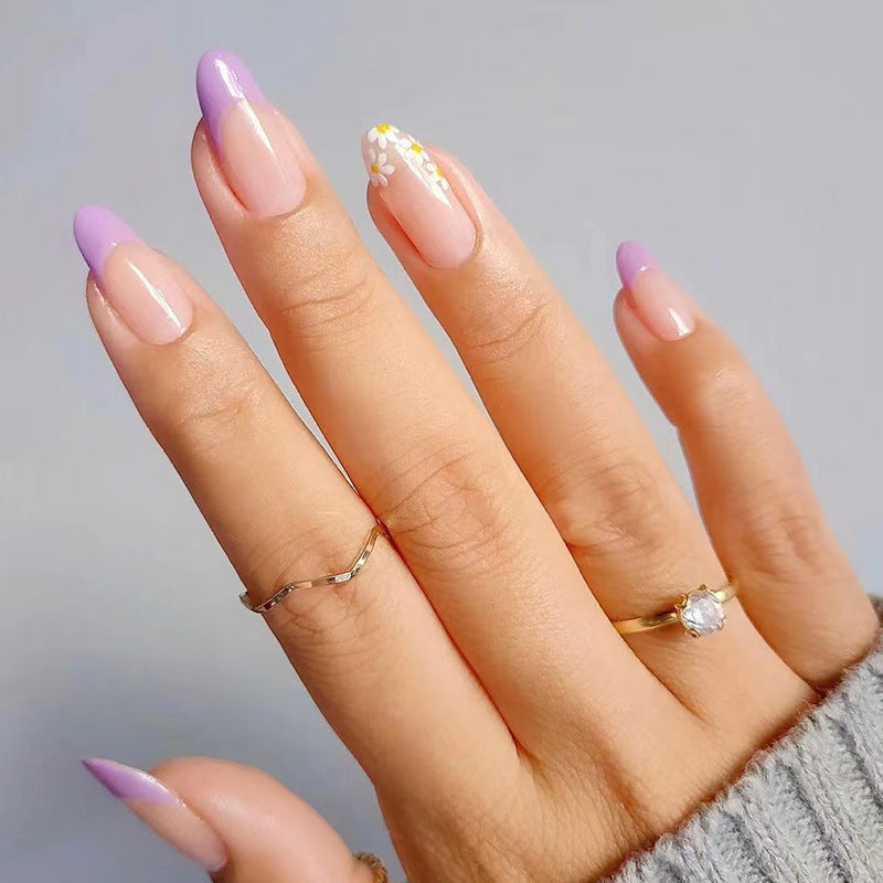 Kunstvolle Nagelverlängerungen mit elegantem Blattmuster Karnz