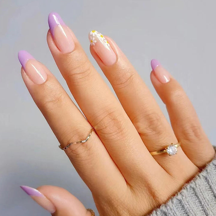 Kunstvolle Nagelverlängerungen mit elegantem Blattmuster Karnz
