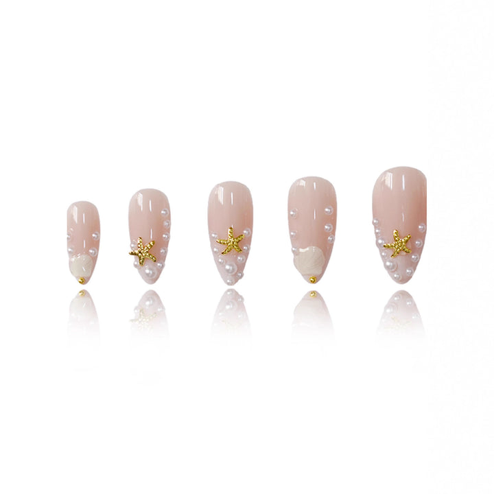 Verschnörkelte Muschel- und Seestern-Nagelkunst-Verzierungen Karnz