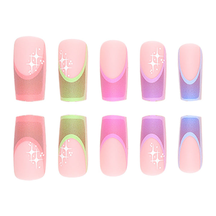 Kunstnagelset mit bunten geometrischen Designs und Glitzerakzenten Karnz