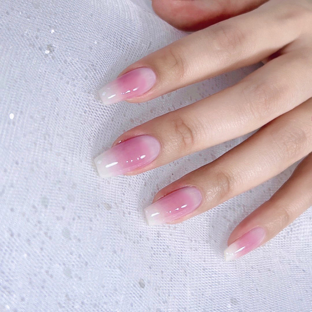 Kunstvolle Nagelverlängerungen mit zartem Ombre-Effekt Karnz