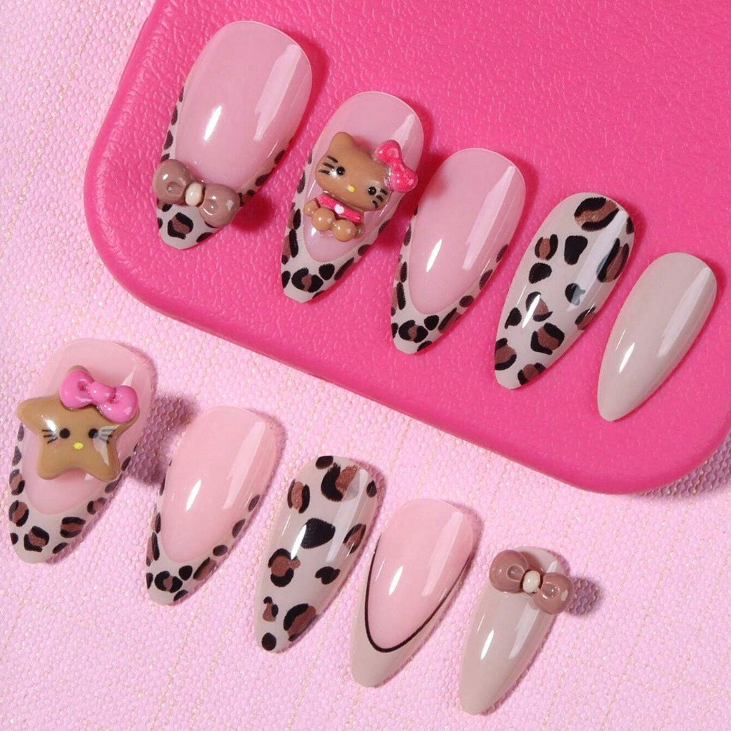 Kunstnagelset mit verspielten Tiermotiven und Glitzerakzenten Karnz