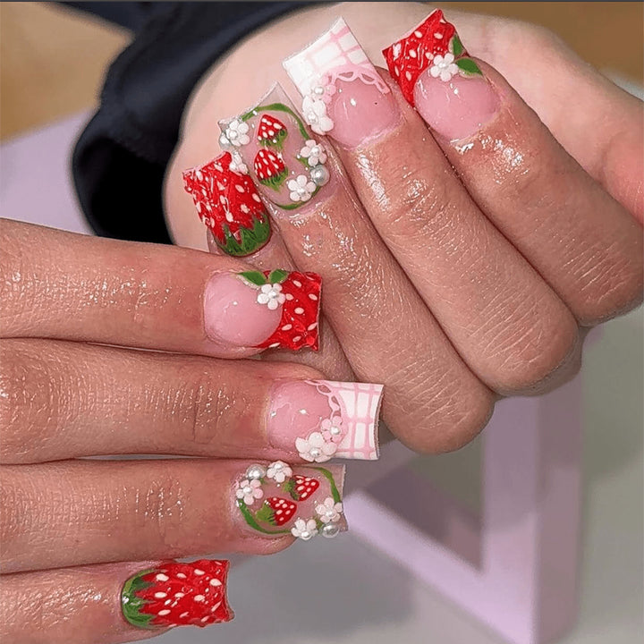 Kreative Nagelkunst im Erdbeerdesign Karnz
