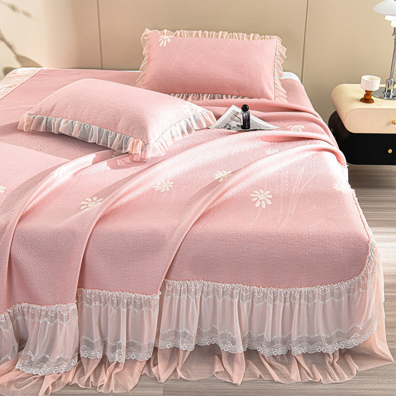 Eleganter Steppbettüberwurf mit Spitzen-Volant und Gebirgsjacquard