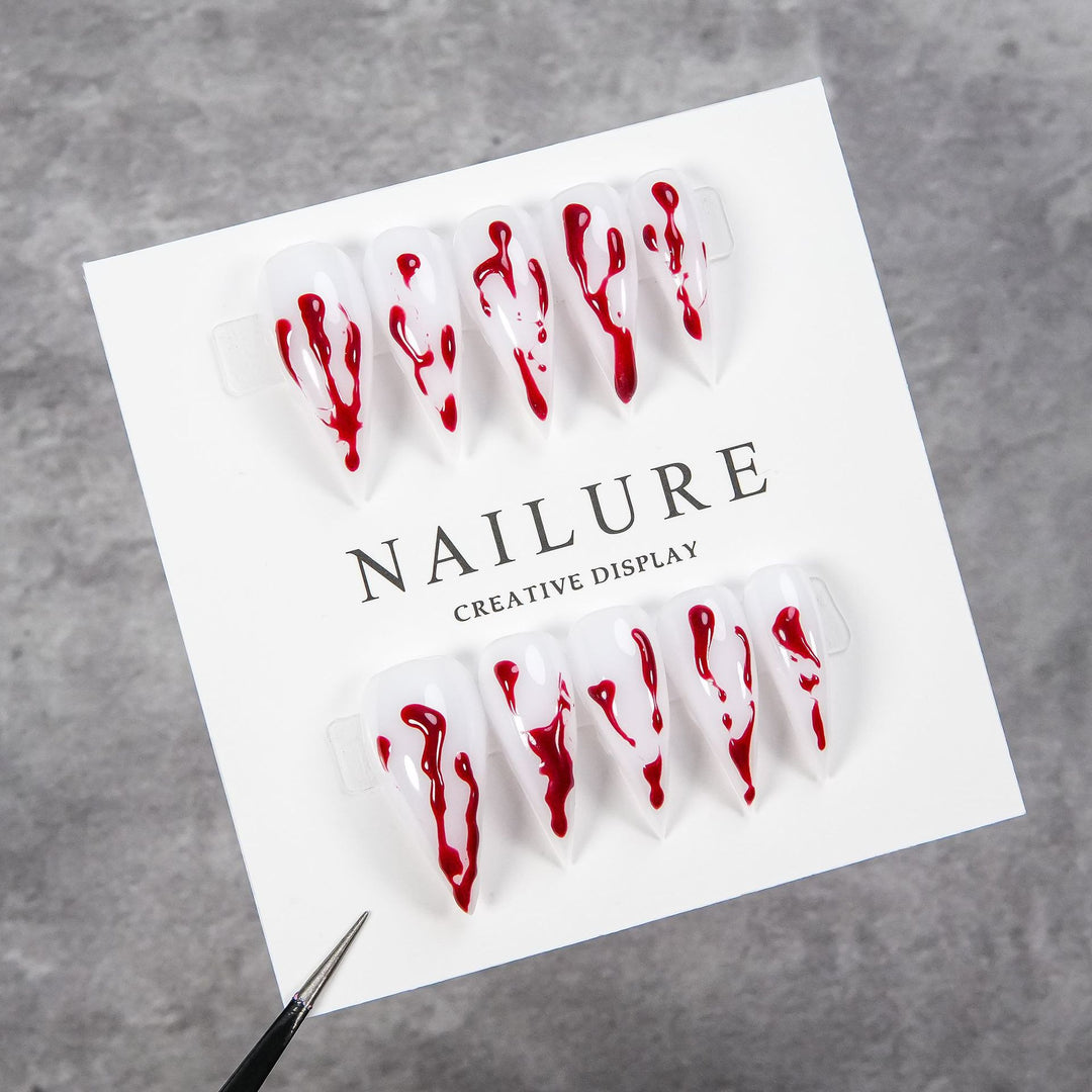 Künstlerisches Press-On Nail Art Set mit Tropfenrotem Design