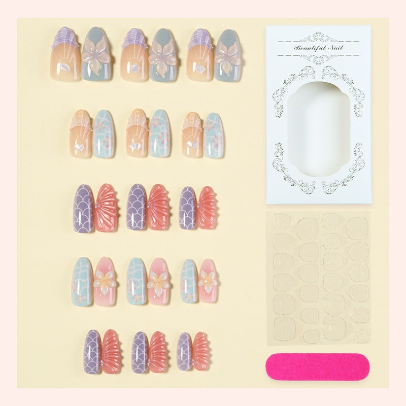 Kunstnagelset mit floralen Akzenten und eleganten 3D-Details Karnz