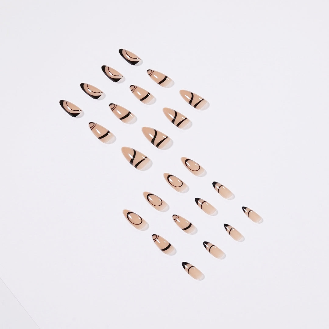 Kunstvolle Stiletto-Nägel mit geometrischen Akzenten Karnz