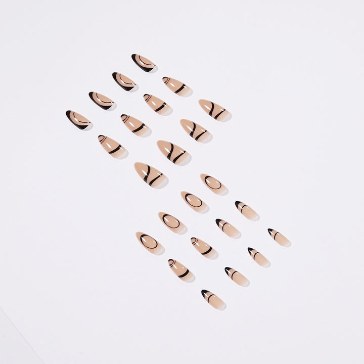 Kunstvolle Stiletto-Nägel mit geometrischen Akzenten Karnz