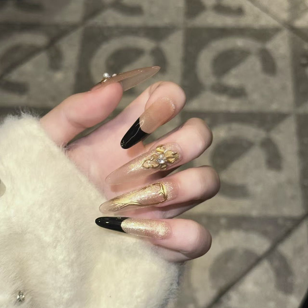 Dekoratives Press-On Nagelkunst-Set mit goldenen Akzenten