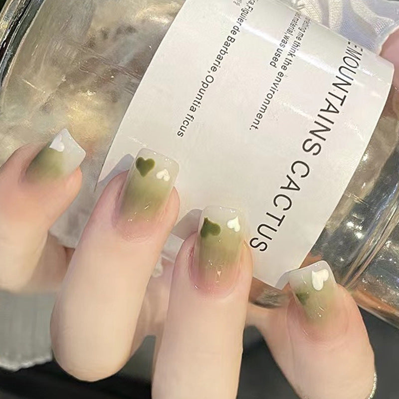 Künstlerisches Press-On Nagelset mit Herz- und Blattform-Design