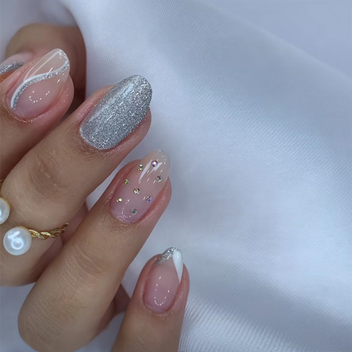 Elegante Stiletto Press-On Nagelkunst mit Strass-Akzenten Karnz