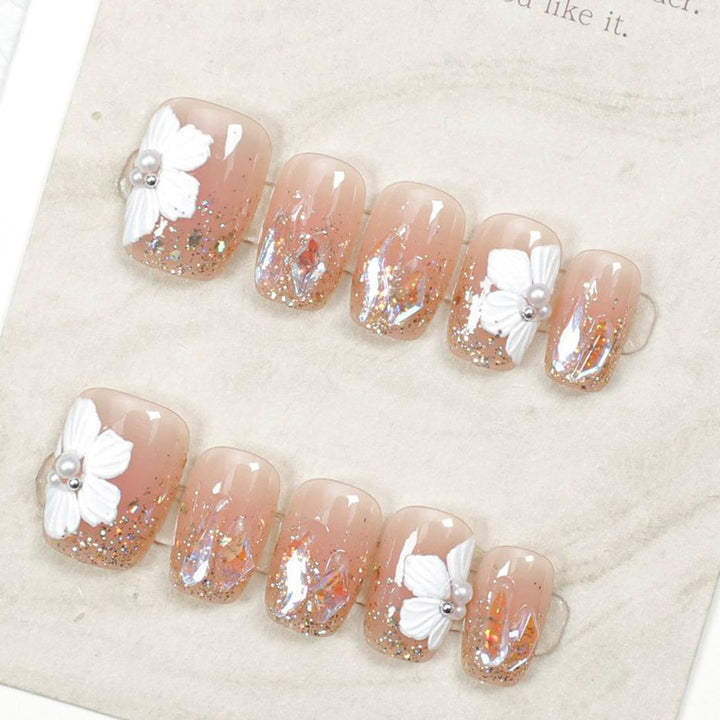 Künstlerisch florales, verziertes Press-On Nageldesign Karnz