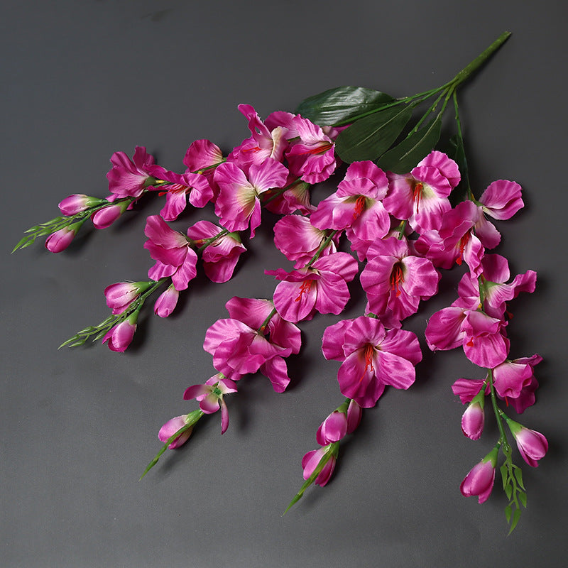 Lebensechte dekorative Blumenstrauß