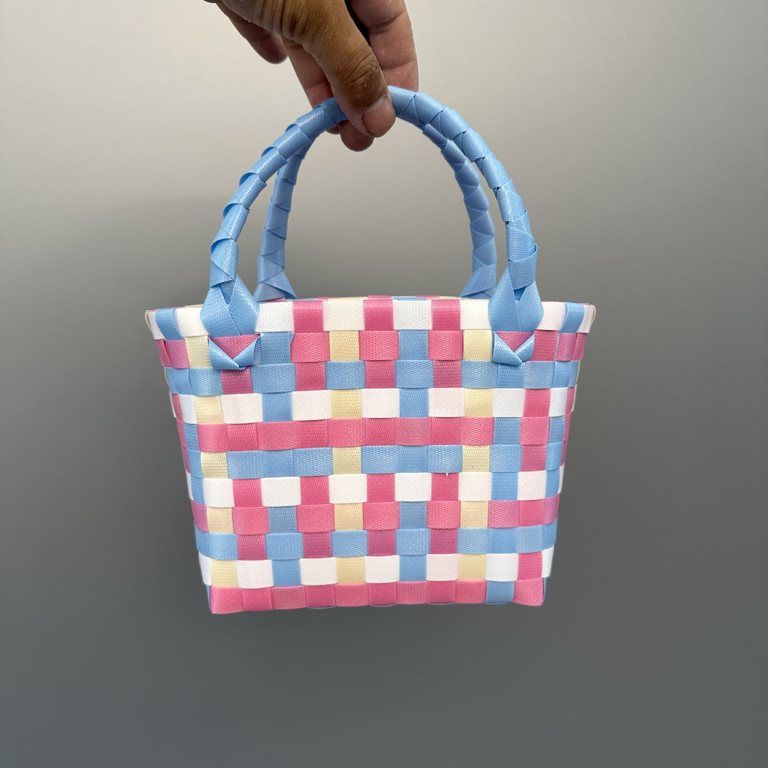 Verspielte und Bunte Korbtasche Karnz