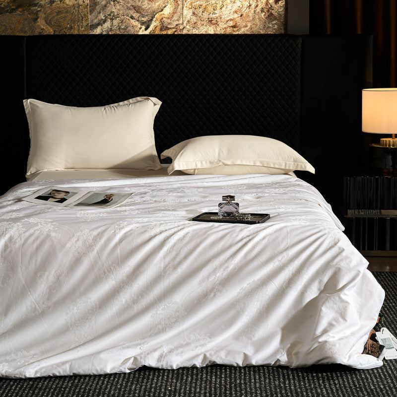 Elegante Jacquard-Bettwäschegarnitur aus Baumwollsatin mit feiner Reliefstruktur und Hotel-Style-Kissenbezügen