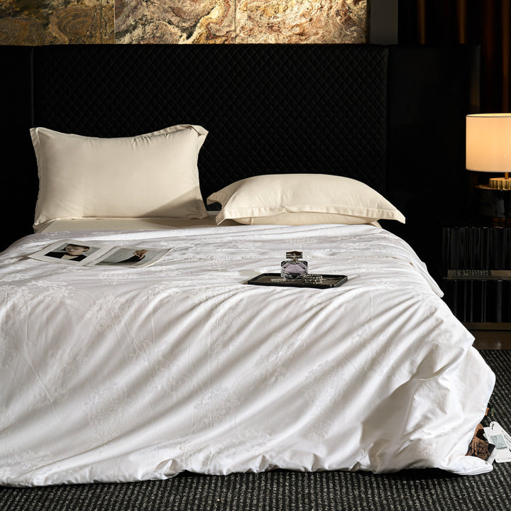 Elegante Jacquard-Bettwäschegarnitur aus Baumwollsatin mit feiner Reliefstruktur und Hotel-Style-Kissenbezügen