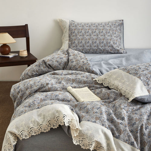 Bettbezug-Garnitur im Vintage‑Floral‑Design aus Baumwoll‑Leinen mit Spitzenbesatz