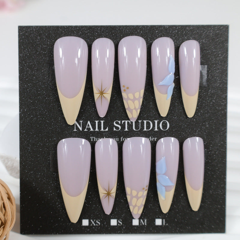 Kunstnagelset mit elegantem blumigen Design und goldenen Akzenten Karnz