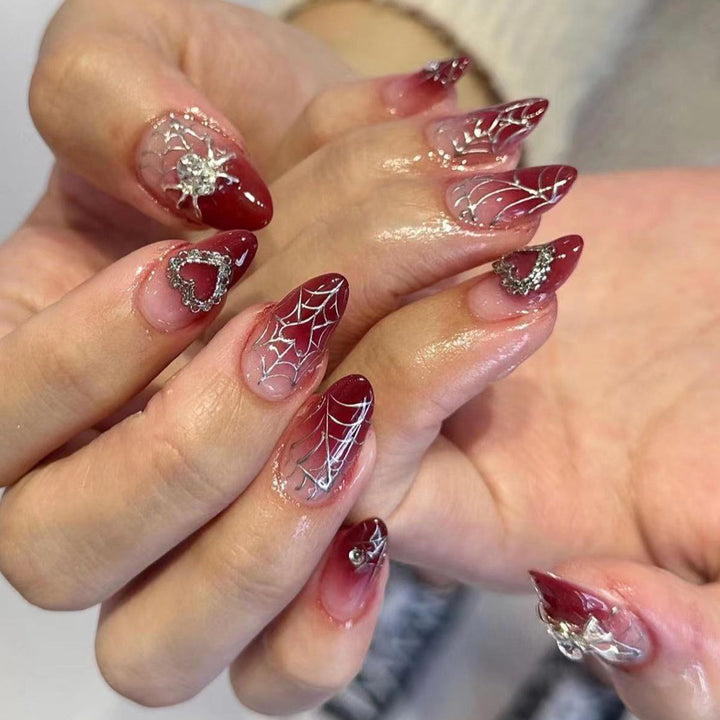 Kunstnagelset mit filigranen Spinnennetz-Design und Glitzer-Akzenten Karnz