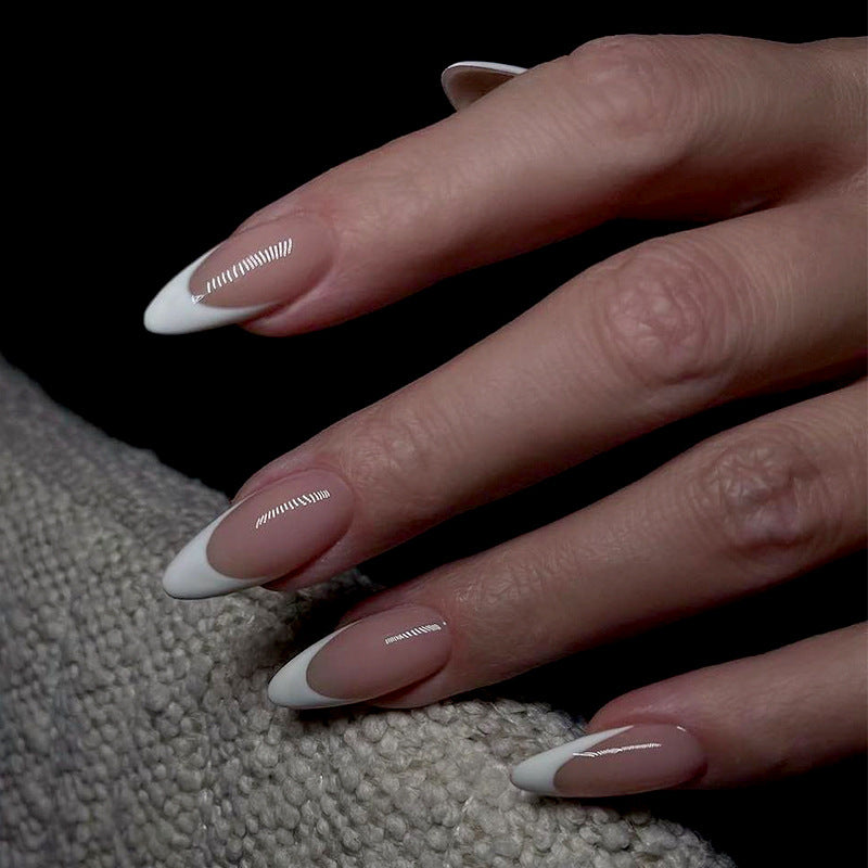 Hochwertige Nagelkunst im eleganten French-Tip Design Karnz