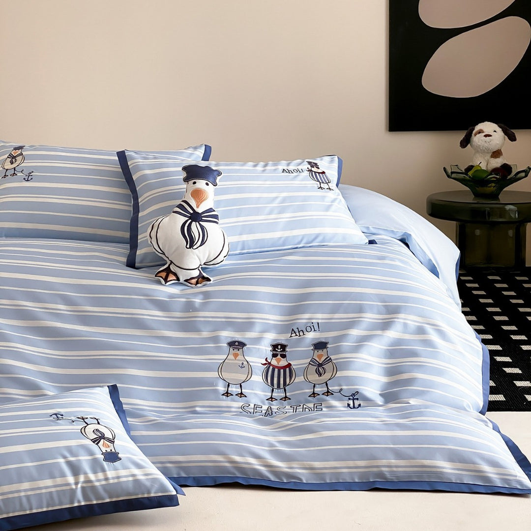 Maritimes Baumwollsatin-Bettwäscheset mit gestickten Möwenmotiven und feinem Streifenmuster